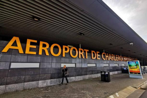 Station 64 A2 Bruxelles-Charleroi-Airportアパートメント エクステリア 写真